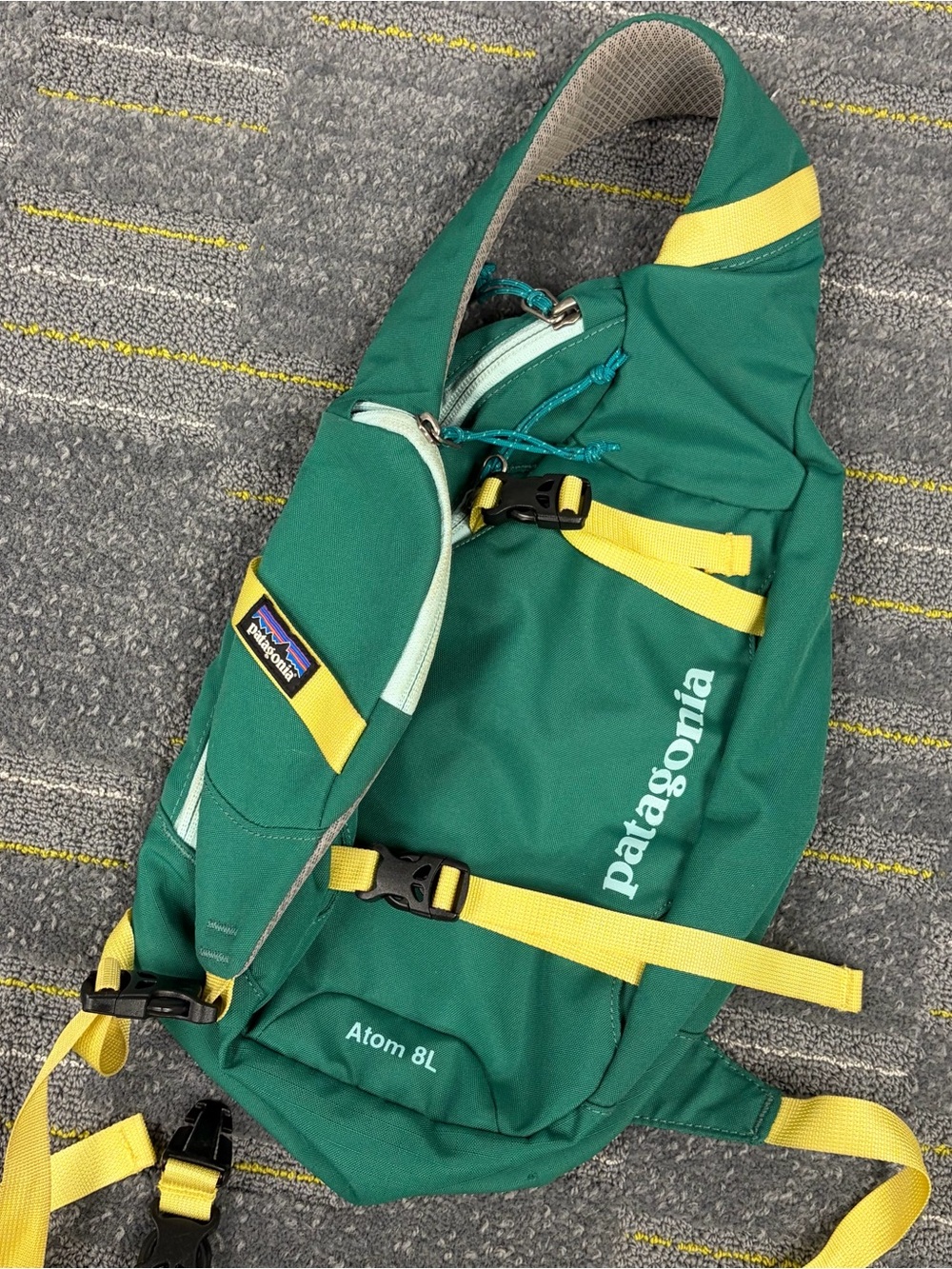 Patagonia Atom 8L Sling Bag Green Crossbody Backpack Hiking Daypack Outdoor